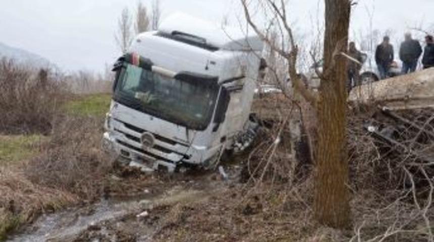 G&ouml;ksun&rsquo;da Tır Dereye U&ccedil;tu: 1 Yaralı