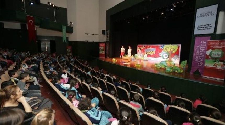 Miniklerden &Ccedil;ocuk Tiyatro Şenliklerine Yoğun İlgi