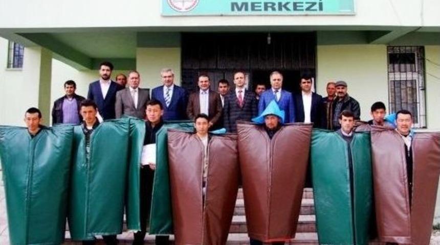 Erciş&rsquo;te S&uuml;r&uuml; Y&ouml;neticileri Kepenek Giydi