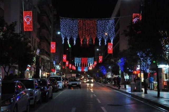 Manisa Caddeleri Türk Bayrakları İle Aydınlandı