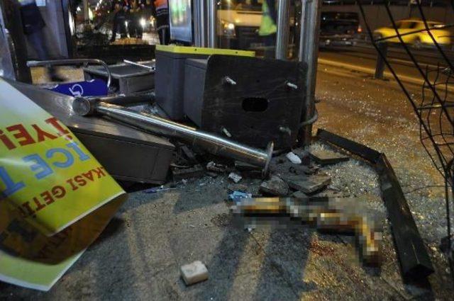 Araç, Metrobüs Durağına Daldı; 4 Yaralı