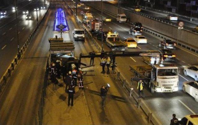 Araç, Metrobüs Durağına Daldı; 4 Yaralı