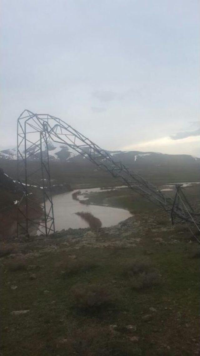 Fırtınada Elektrik Direkleri Büküldü