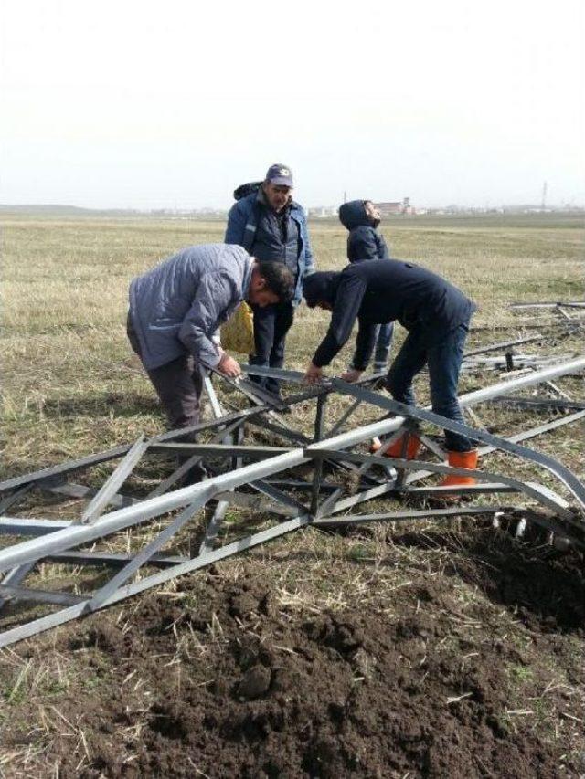 Fırtınada Elektrik Direkleri Büküldü