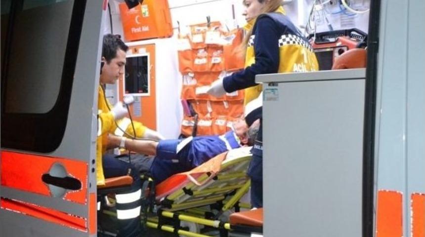 Alkoll&uuml; S&uuml;r&uuml;c&uuml;n&uuml;n Aracı Park Halindeki Kamyonete &Ccedil;arptı: İki Yaralı