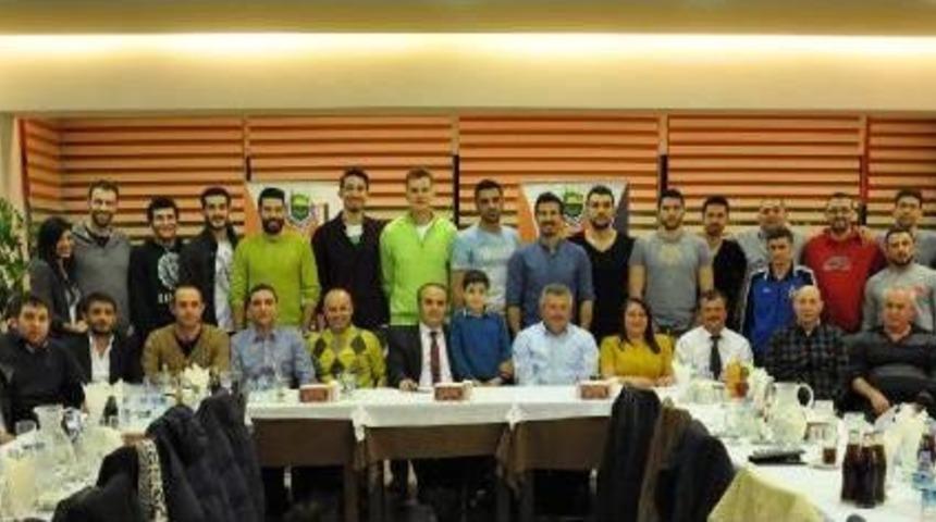 İneg&ouml;l Belediyespor'a Yemek