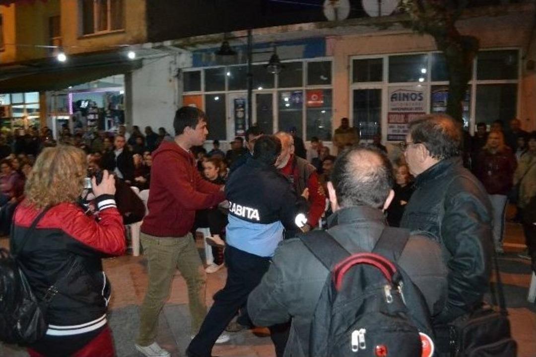 Belediyenin Halkla Buluşma G&uuml;n&uuml;nde Soru Sormak İsteyen Vatandaşa Zabıta Engeli