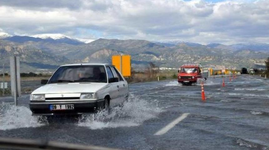 Menderes'in Taşkın Suları Hala &Ccedil;ekilmedi