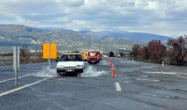 Menderes'in Taşkın Suları Hala Çekilmedi