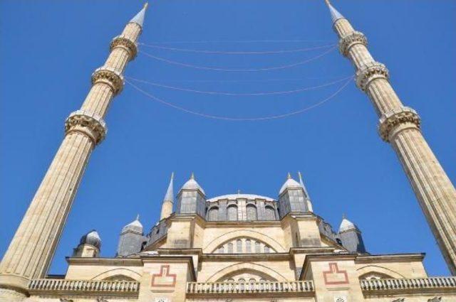 Selimiye Camii’Ne 16 Yıl Sonra Mahya Asıldı