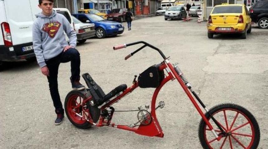 2 Metrelik Chopper Bisiklet Kullanıyor