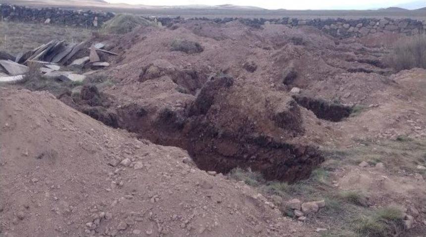 Evlerinde &Ouml;l&uuml; Bulunan Sekiz Kişi Toprağa Veriliyor