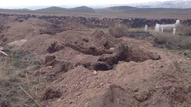 Evlerinde Ölü Bulunan Sekiz Kişi Toprağa Veriliyor