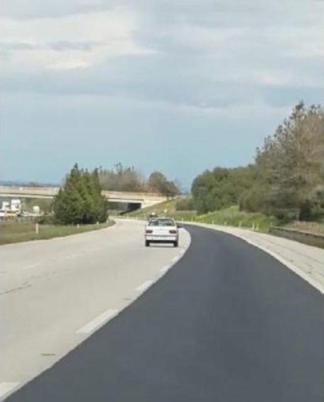 Otoyolda Ilerleyen Otomobilin S&uuml;r&uuml;c&uuml;s&uuml; Direksiyonda Gazete Okudu 1