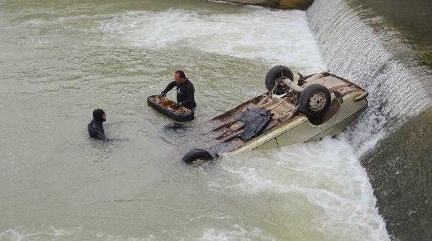 Dereye D&uuml;şen Otomobilin S&uuml;r&uuml;c&uuml;s&uuml; Bulunamadı