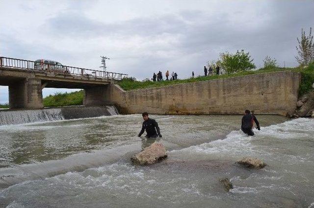 Dereye D&uuml;şen Otomobilin S&uuml;r&uuml;c&uuml;s&uuml; Bulunamadı 2