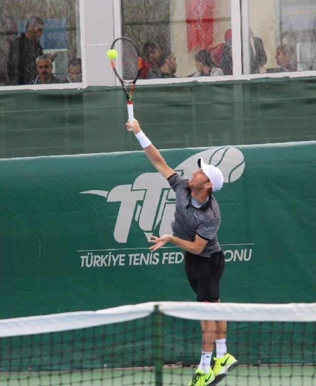 Bakan Şimşek'ten Tenis Şampiyonu İsrailli Dudi Sela'ya Kupa