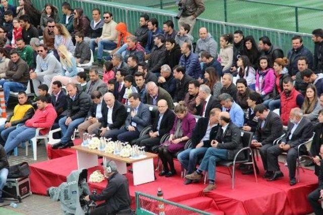 Bakan Şimşek'ten Tenis Şampiyonu İsrailli Dudi Sela'ya Kupa