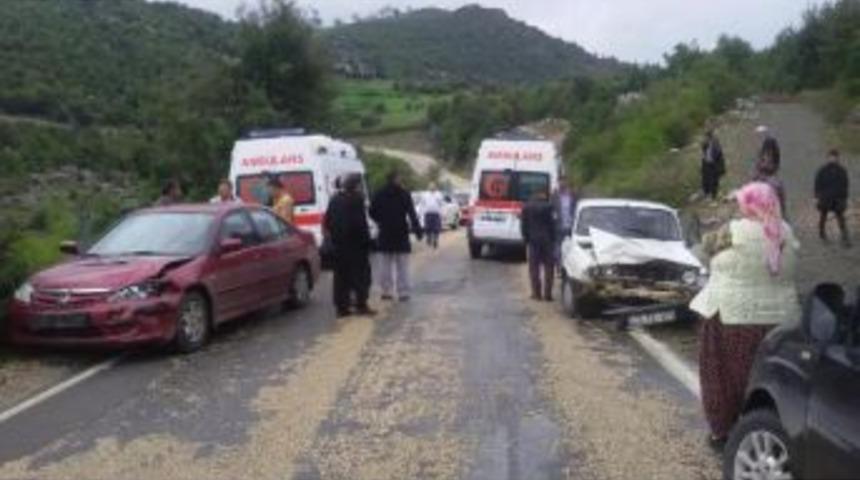Andırın'da Otomobiller &Ccedil;arpıştı: 4 Yaralı