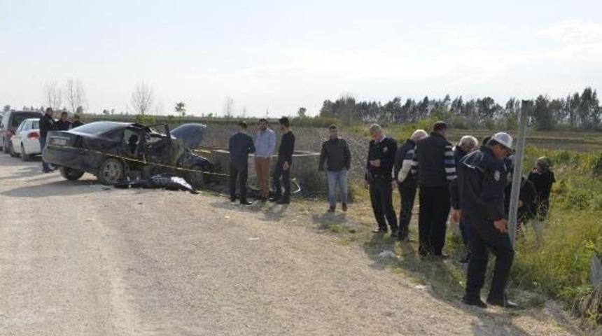 Mıcırda Kayan Otomobil Sulama Kanaletine &Ccedil;arptı: 1 &Ouml;l&uuml;, 2 Yaralı