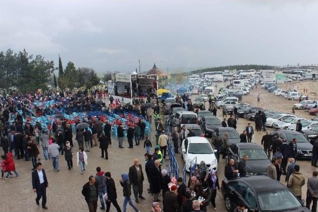 Yağmura Rağmen Binlerce Kişi Sahabe T&uuml;rbesine Akın Etti