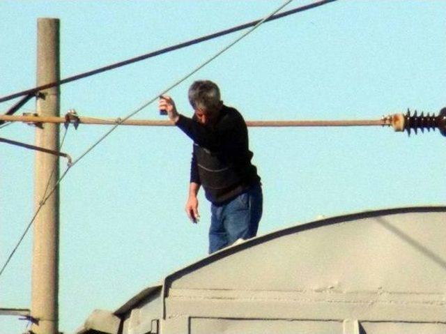 Vagonun &Uuml;zerinde Fotoğraf &Ccedil;ektirmek I&ccedil;in Poz Veren Gen&ccedil; Akıma Kapıldı 2