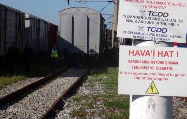 Vagonun &Uuml;zerinde Fotoğraf &Ccedil;ektirmek I&ccedil;in Poz Veren Gen&ccedil; Akıma Kapıldı 3