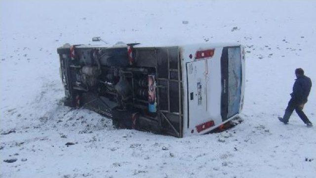 Kars'ta Kar Nedeniyle Otobüs Şarampole Yuvarlandı: 2 Yaralı