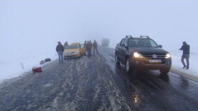 Kars'ta Kar Nedeniyle Otobüs Şarampole Yuvarlandı: 2 Yaralı