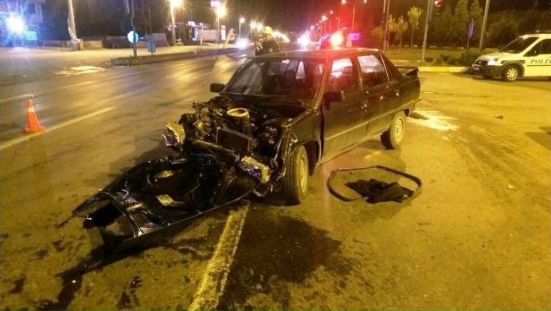 Ambulans İle Otomobil &Ccedil;arpıştı: 1&rsquo;i Bebek 5 Yaralı