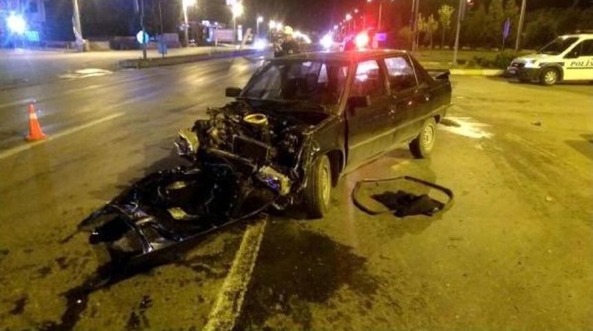 Hasta Taşıyan Ambulans, Otomobile &Ccedil;arptı: 5 Yaralı