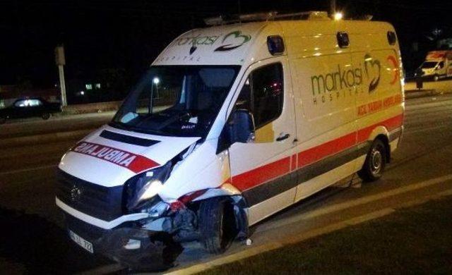 Hasta Taşıyan Ambulans, Otomobile Çarptı: 5 Yaralı