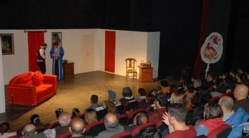 Kuşadası&rsquo;nda Tiyatro G&ouml;sterisi