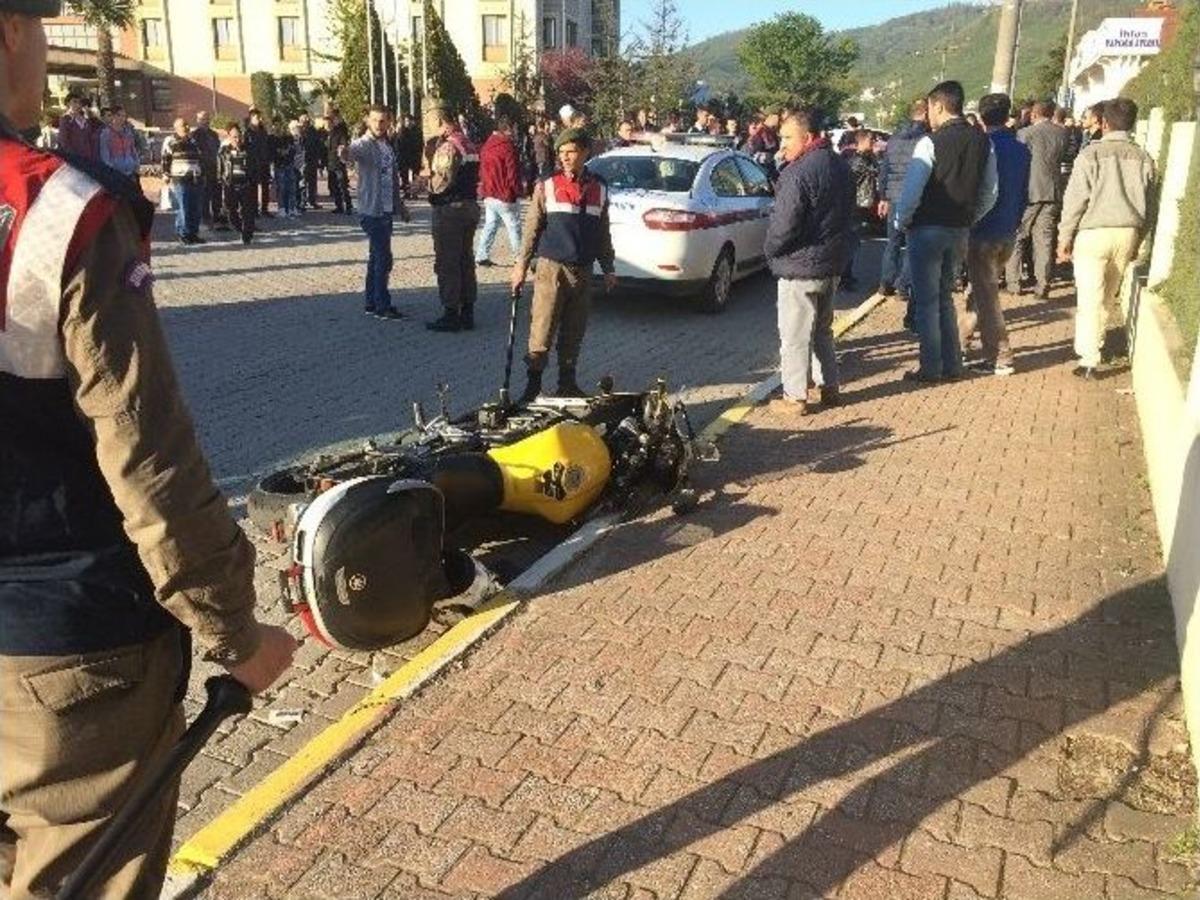 Sakarya&rsquo;da Motosiklet S&uuml;r&uuml;c&uuml;s&uuml; İle Otomobil S&uuml;r&uuml;c&uuml;s&uuml; Arasında Kavga
