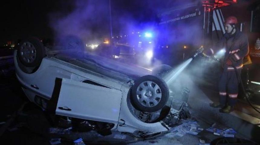 Otomobil Aydınlatma Direklerine Ve Trafoya &Ccedil;arptı; Karayolu Kısmen Karanlığa G&ouml;m&uuml;ld&uuml;