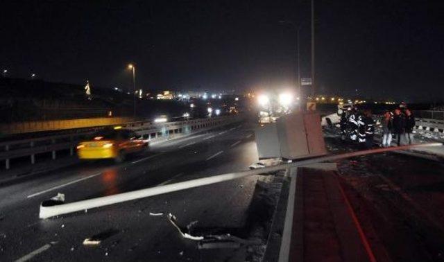 Otomobil Aydınlatma Direklerine Ve Trafoya Çarptı; Karayolu Kısmen Karanlığa Gömüldü