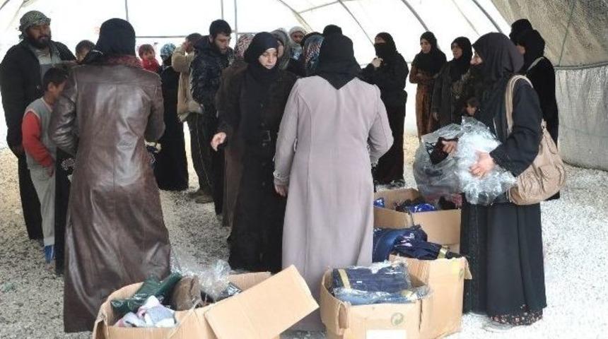 Kamp Dışında Kalan M&uuml;ltecilere Elbise Dağıtımı