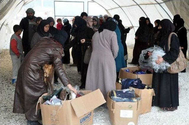 Kamp Dışında Kalan Mültecilere Elbise Dağıtımı