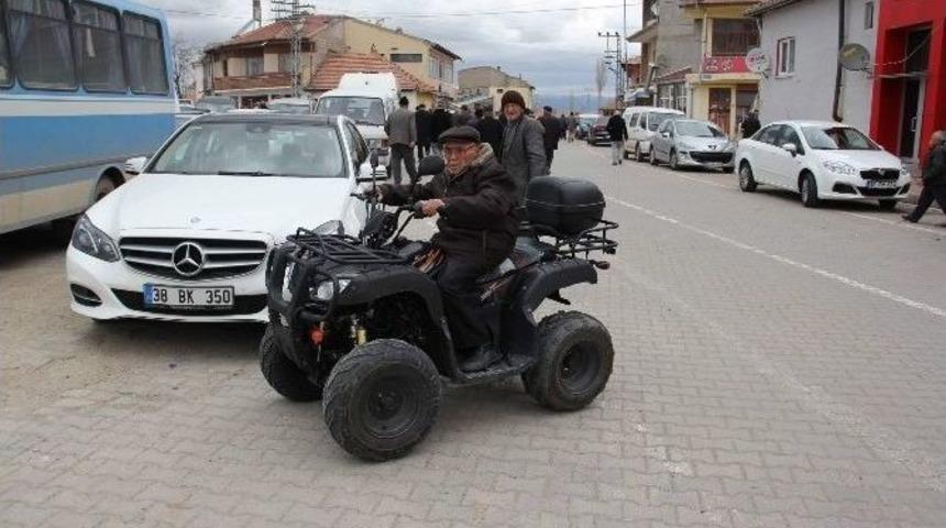 (&ouml;zel Haber) Mahallenin En Yaşlı Atv S&uuml;r&uuml;c&uuml;s&uuml; G&ouml;renleri Şaşırtıyor