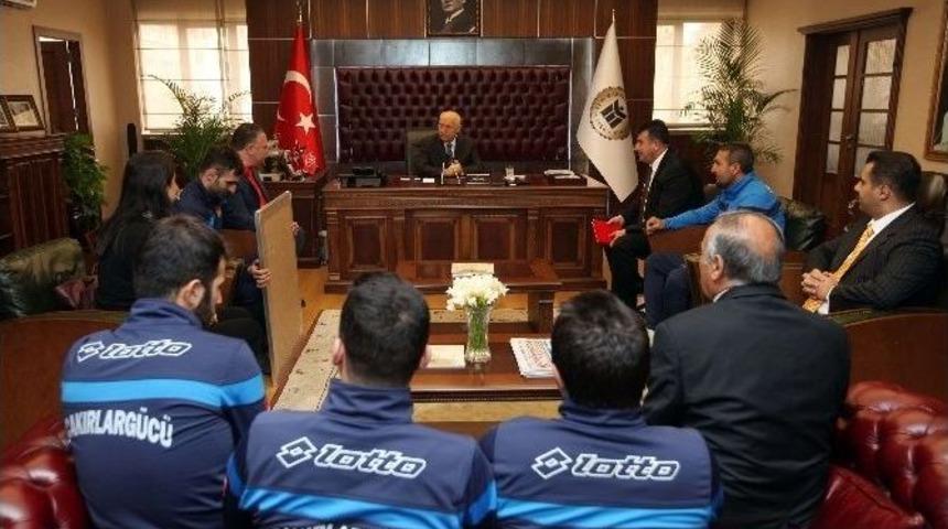 Yaşar, &Ccedil;akırlarg&uuml;c&uuml;&rsquo;n&uuml;n Yanında