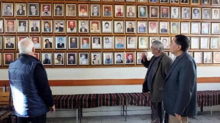 &Ouml;len Yakınları Ve Komşularının Fotoğraflarını Kahvehanesine Asıyor