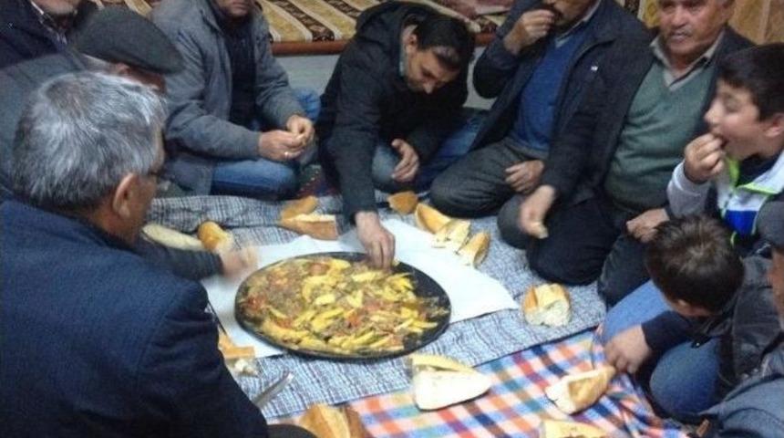Emekliler İlk Maaşları İle K&ouml;yl&uuml;lerine Kutlama Yemeği Veriyor