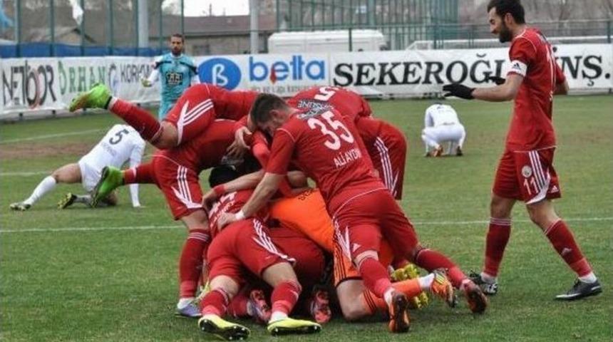 Sivas D&ouml;rt Eyl&uuml;l Belediyespor, Lider Ey&uuml;pspor&rsquo;u 1-0 Yendi