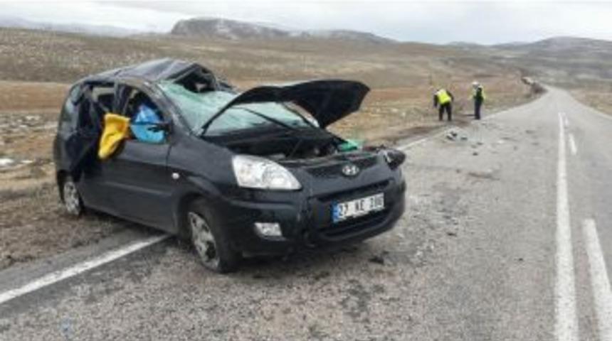 G&uuml;r&uuml;n&rsquo;de Trafik Kazası:3 Yaralı