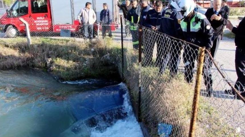 Babasının Otomobiliyle Kanala U&ccedil;tu, Ağa&ccedil; Dalıyla Kurtarıldı