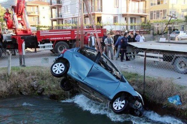 Babasının Otomobiliyle Kanala Uçtu, Ağaç Dalıyla Kurtarıldı