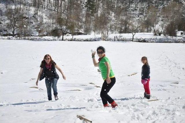 İznik’te Nisan Ayında Kar Keyfi