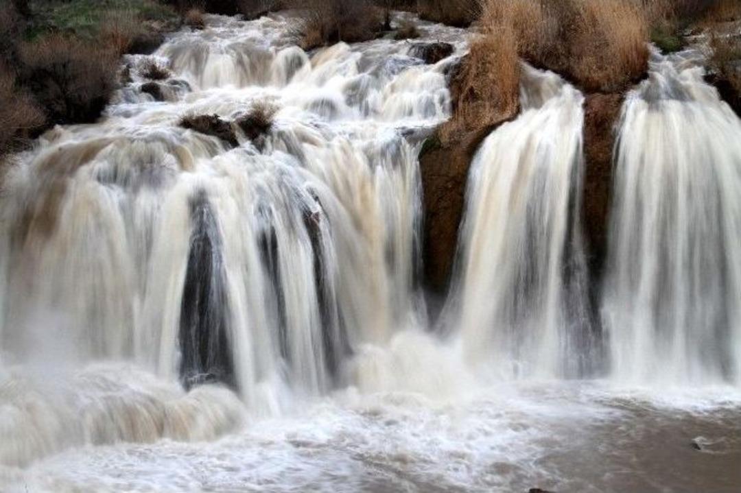 Kışın Donan Şelale G&uuml;r&uuml;l G&uuml;r&uuml;l Akmaya Başladı