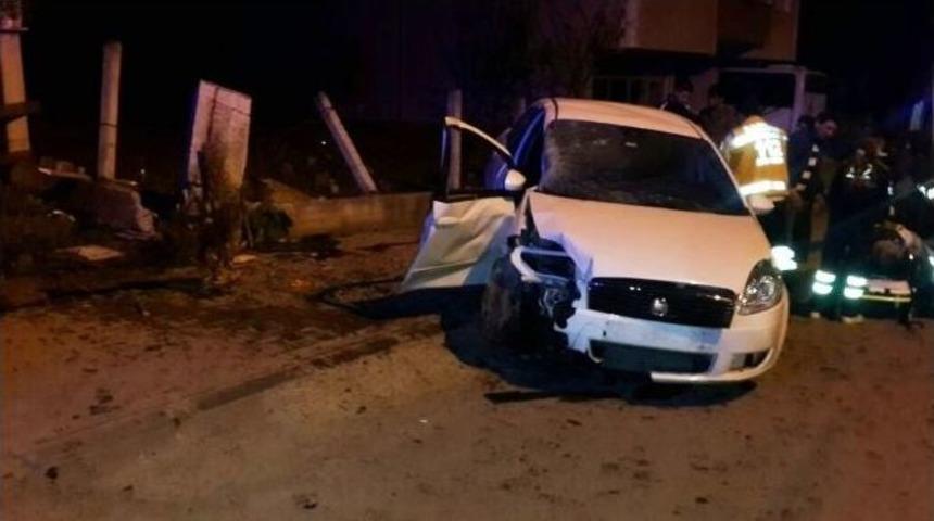 Otomobil Beton Direğe &Ccedil;arptı: 1 &Ouml;l&uuml;, 1 Yaralı