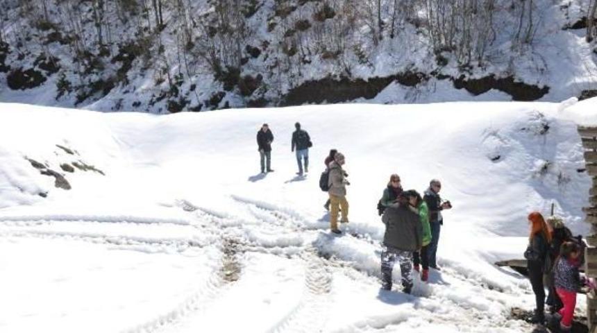 İznik&rsquo;Te Nisan Ortasında Kar S&uuml;rprizi